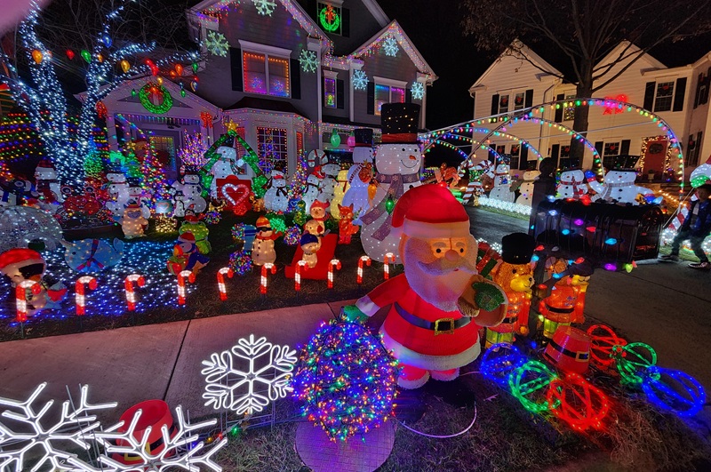 Hollys Tacky Christmas Lights in Fairfax County, Virginia